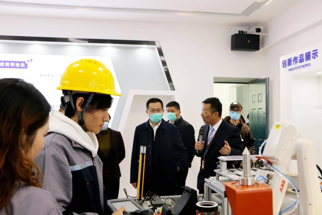 吴中区委书记丁立新调研吴中中专并参观中德智能制造学院